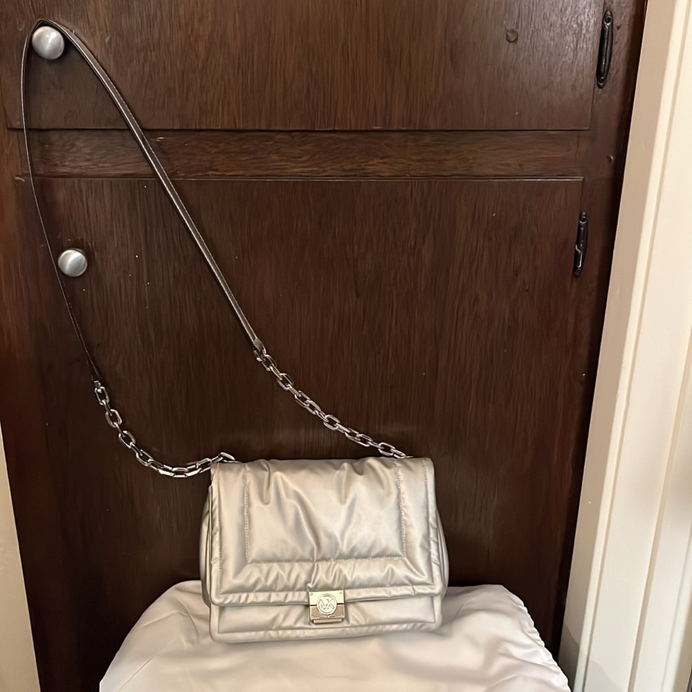 NWT MICHAEL Michael Kors silver puffy crossbody bag - Picture 2 of 6